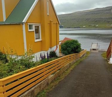 Trongisvagur Villa | Det lille gule hus