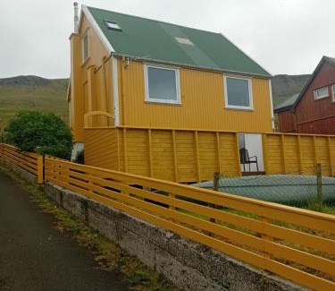Trongisvagur Villa | Det lille gule hus