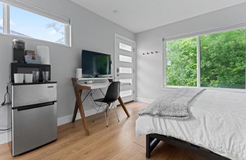 MLK Apartment | Detached 1 Bed 1 Bath In-law Suite 3 miles from Downtown!