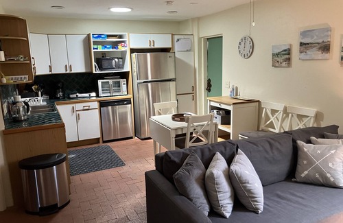 Sam Hughes House | Detached 1BR Guest House, near UA, private patio and 2-person jacuzzi.