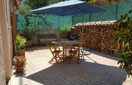 Mandelieu-La-Napoule Apartment | Detached 30 m2 T2 apartment in villa with swimming pool