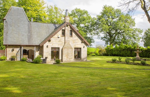Greater Glasgow House | Detached 4 bed house near Glasgow. Large garden, pet friendly, hot tub & sauna