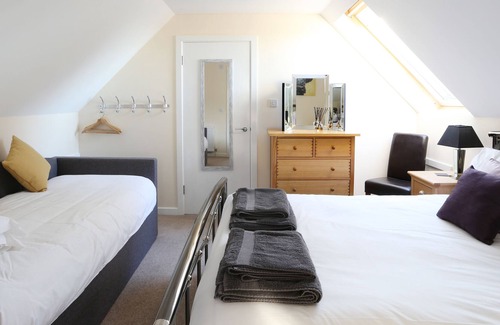 Littlebredy Apartment | Detached annex sleeps upto 3, daily free breakfast, HOT TUB and 5 star reviews.