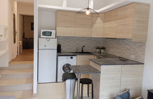 Lodeve House | Detached apartment house, located on the authors of Lodève.