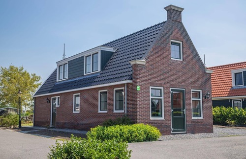 West-Graftdijk House | Detached bungalow with 3 bedrooms with box spring beds
