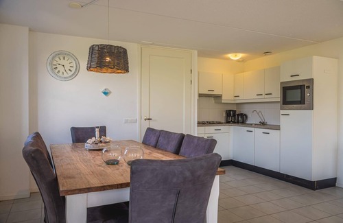 West-Graftdijk House | Detached bungalow with a patio with garden furniture and a private parking space