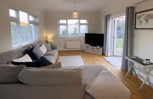 Ville des Quennevais House | Detached bungalow - St Brelade, South West facing Garden - Close to Beach
