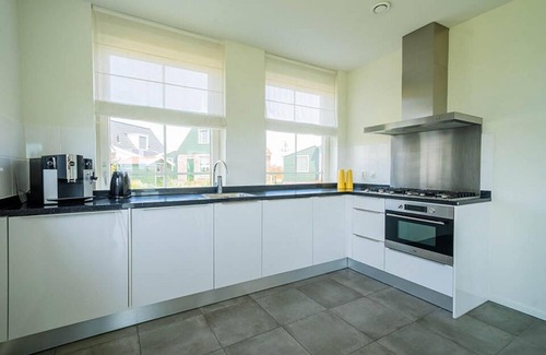 Uitdam House | Detached bungalow with 4 bedrooms, 2 bathrooms and a terrace