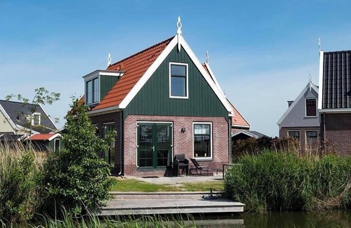 Uitdam House | Detached bungalow with 4 bedrooms, 2 bathrooms and a terrace