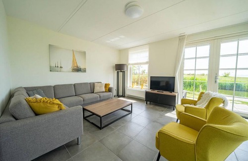Uitdam House | Detached bungalow with 4 bedrooms, 2 bathrooms and a terrace