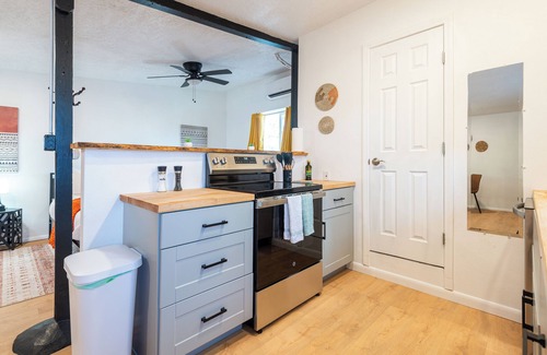 Nob Hill Apartment | Detached Casitas/Walk to UNM and Hospital/Full Kitchen/Fenced Yard/AC&Heat