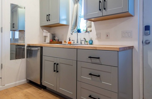 Nob Hill Apartment | Detached Casitas/Walk to UNM and Hospital/Full Kitchen/Fenced Yard/AC&Heat
