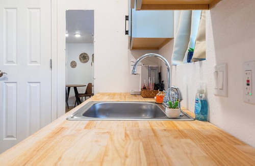 Nob Hill Apartment | Detached Casitas/Walk to UNM and Hospital/Full Kitchen/Fenced Yard/AC&Heat