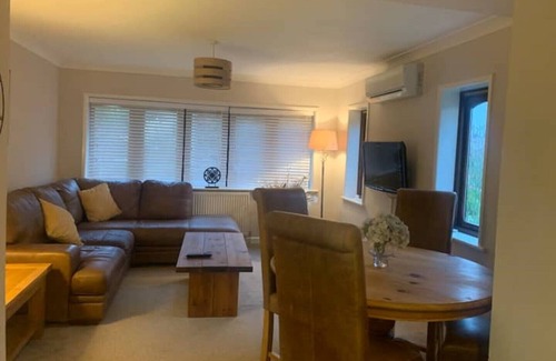 Clanfield Cottage | Detached cottage in lovely village setting