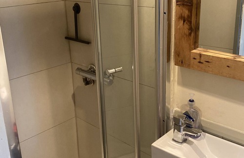 Leeds Cottage | Detached cottage . Private drive gate property /dog friendly