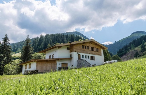 Grundau House | Detached group house close to the valley descent Ki-WestBahn