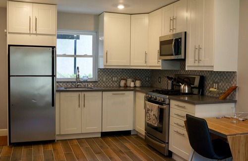 Boulevard Park Cottage | Detached Guest Cottage Backs to Private Park In Midtown Sacramento