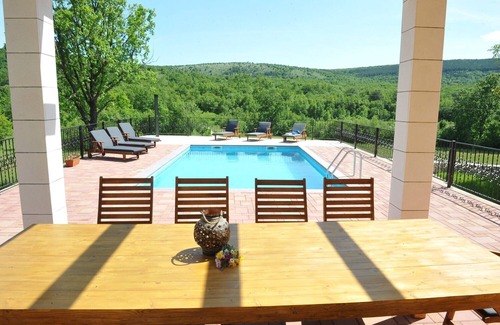 Trilj Villa | DETACHED HOLIDAY HOME WITH SWIMMING POOL FOR UP TO 10 PERSONS