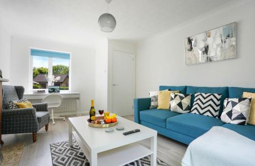 Milton Keynes House | Detached House - Close to City Centre - Free Parking, Fast Wifi, Private Garden and Smart TV with Netflix by Yoko Property