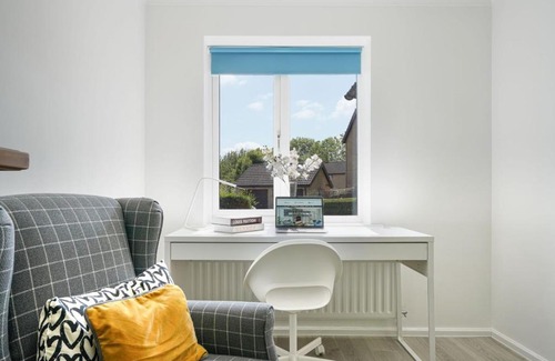 Milton Keynes House | Detached House - Close to City Centre - Free Parking, Fast Wifi, Private Garden and Smart TV with Netflix by Yoko Property