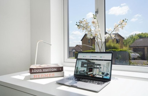 Milton Keynes House | Detached House - Close to City Centre - Free Parking, Fast Wifi, Private Garden and Smart TV with Netflix by Yoko Property