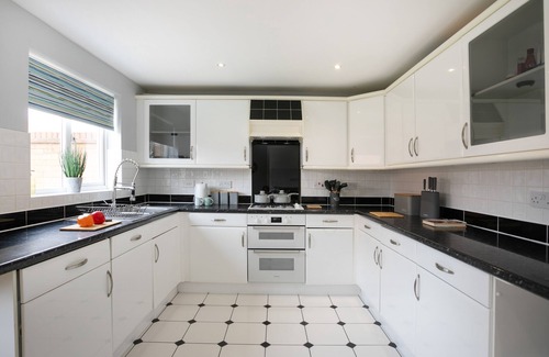 Peterborough House | Detached house BIG monthly discount