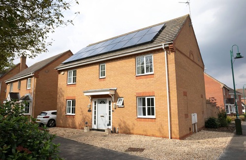 Peterborough House | Detached house BIG monthly discount