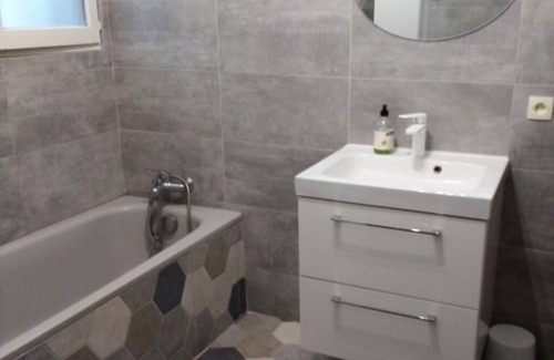 Les Angles House | Detached house in very quiet neighborhood, near Avignon