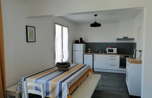 Barbatre House | Detached house near beach and shops