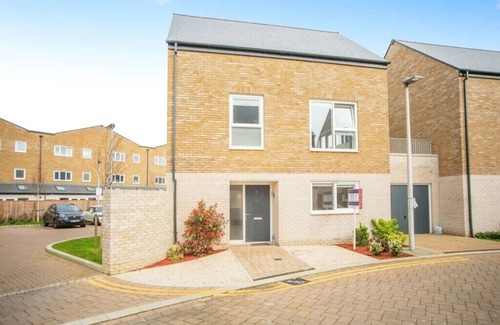 Rochester House | Detached House next to Rochester Train Station