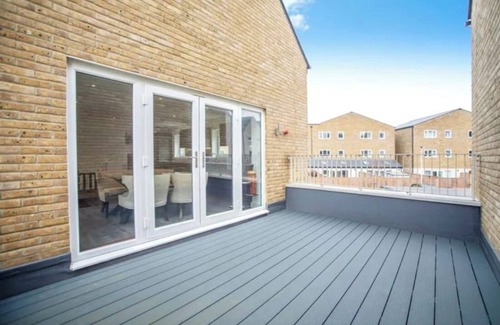 Rochester House | Detached House next to Rochester Train Station