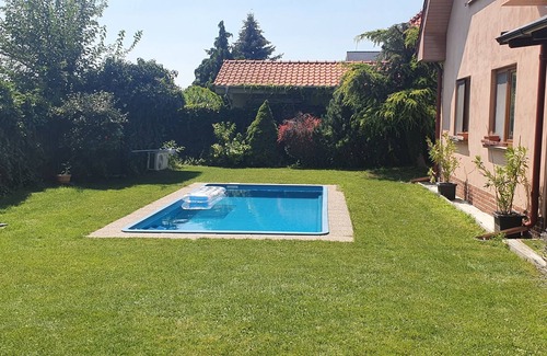 Dunajska Luzna House | Detached house with pool
