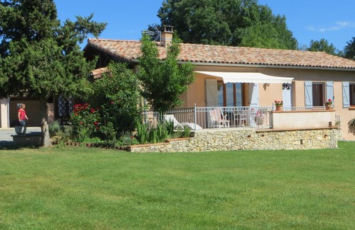 Auzas House | Detached house with a large garden and fenced