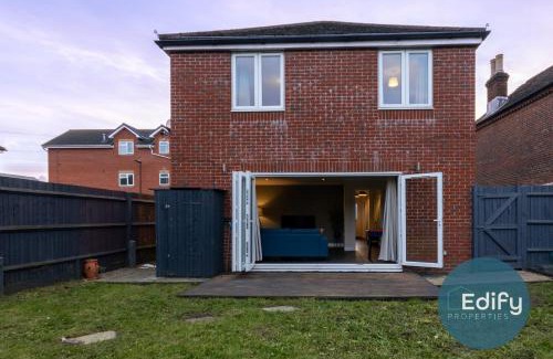 Southampton House | Detached House With Driveway Parking
