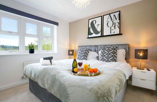 Northampton House | Detached House with Free Parking, Super-Fast Wifi and Smart TV with Netflix by Yoko Property