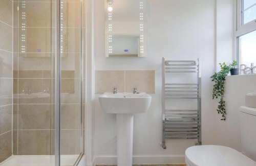 Northampton House | Detached House with Free Parking, Super-Fast Wifi and Smart TV with Netflix by Yoko Property