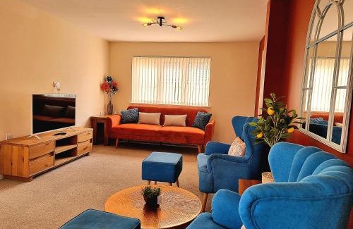 Birstall House | Detached House with Free Parking Long Stay Discounts