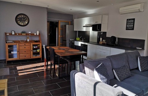 Mornas House | Detached house with private jacuzzi