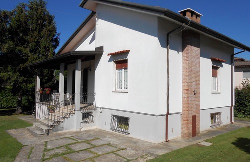 Montignoso Apartment | Detached apartment in small villa with garden in Versilia