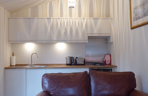 New Forest District Cottage | Detached luxurious 1 bed annexe, less than 5 mins walk into Milford on Sea