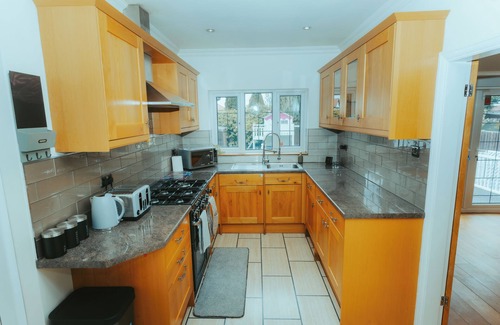 Cradley House | Detached LuxuryHome with Aircon, Patio, BBQ, Pool Table & Table Tennis