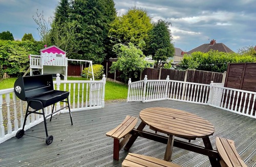 Cradley House | Detached LuxuryHome with Aircon, Patio, BBQ, Pool Table & Table Tennis