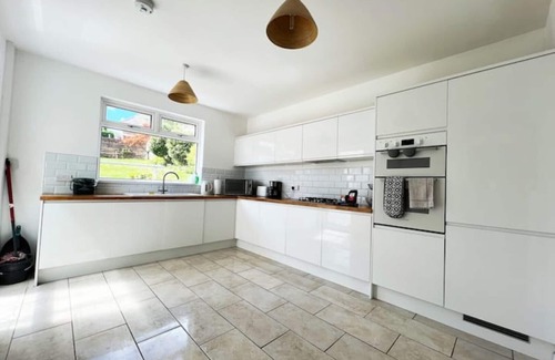 Baglan House | Detached - parking & ensuite
