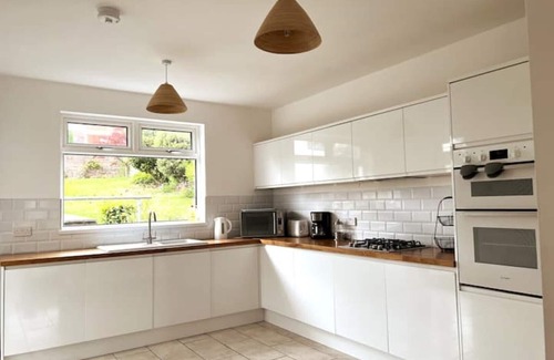 Baglan House | Detached - parking & ensuite
