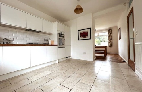 Baglan House | Detached - parking & ensuite
