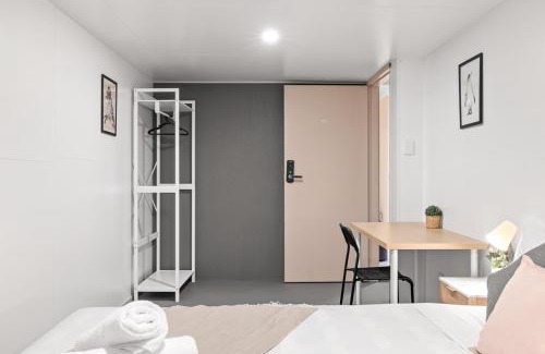 Pymble House | Detached Queen Room in Pymble - Serene Spot - Shared Bathroom