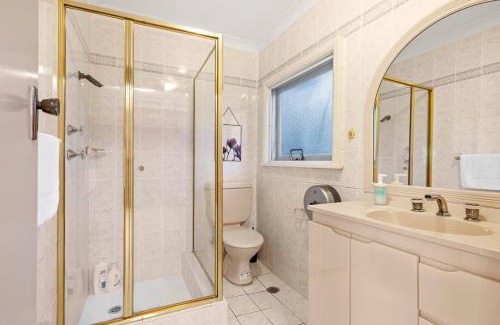 Pymble House | Detached Queen Room in Pymble - Serene Spot - Shared Bathroom