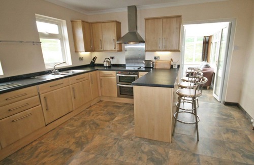 Beinn Orasaigh Cottage | Detached single storey cottage overlooking the beautiful Loch Harport on the west coast of Skye.