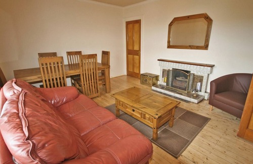 Beinn Orasaigh Cottage | Detached single storey cottage overlooking the beautiful Loch Harport on the west coast of Skye.