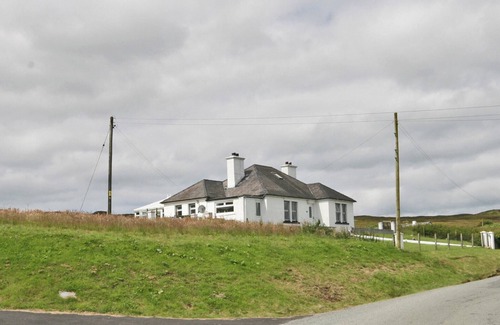 Beinn Orasaigh Cottage | Detached single storey cottage overlooking the beautiful Loch Harport on the west coast of Skye.